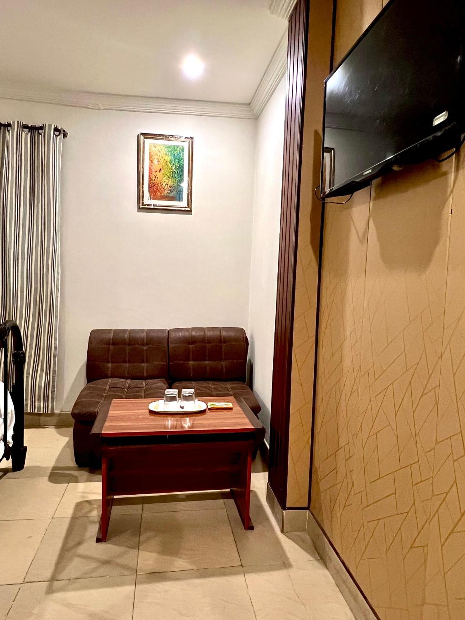 Babar House Hotel Faisalabad Exterior photo