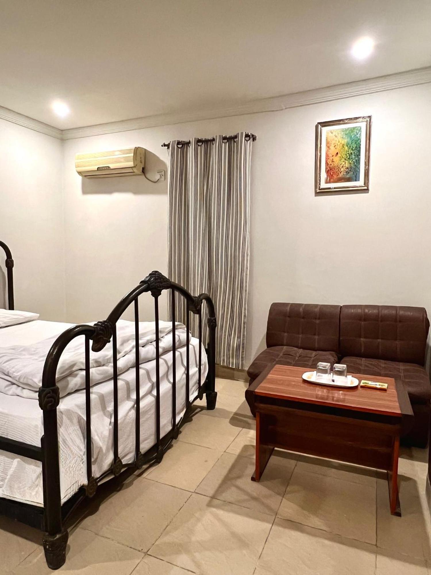 Babar House Hotel Faisalabad Exterior photo